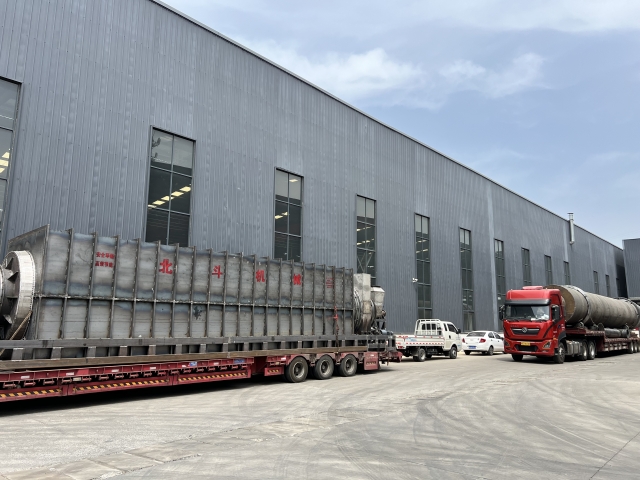 四輛掛車滿載烘干機、炭化爐設(shè)備及零部件奔赴客戶